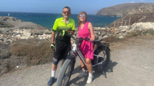 Ένα ζευγάρι βγάζει αναμνηστική φωτογραφία