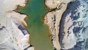 Εναέρια λήψη μιας παραλίας στη Μήλο