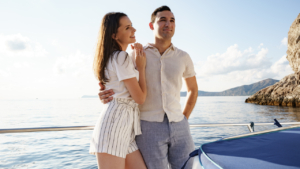 Ένα χαρούμενο ζευγάρι στην πλώρη