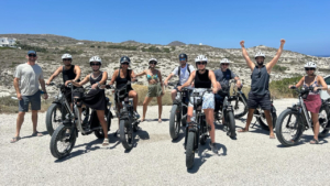 Μια χαρούμενη παρέα ανακαλύπτει τις ομορφιές του νησιού