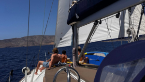 Ένα ζευγάρι χαλαρώνει στην πρύμνη του ιστιοπλοϊκού