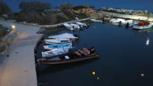 Το σκάφος αραγμένο στη μαρίνα