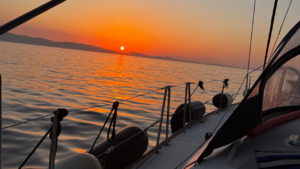Κρουαζιέρα στο Ηλιοβασίλεμα με Ιστιοπλοϊκό από τη Νάξο με Σνακ και Ποτά photo