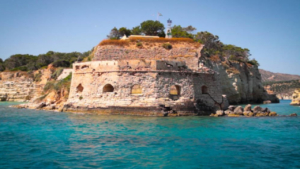 Θαυμάστε ιστορικά παράκτια οχυρά καθώς περνούν μπροστά σας από τη θάλασσα