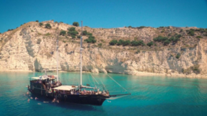 Επιπλεύστε, κάντε σνόρκελινγκ και απολαύστε τη θάλασσα όσο είναι αγκυροβολημένο το σκάφος