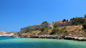 Πλεύστε δίπλα από ιστορικά νησάκια που αναδύονται από τα κρυστάλλινα νερά