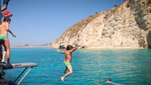 Δημιουργήστε χαρούμενες οικογενειακές στιγμές καθώς τα παιδιά βουτούν στη θάλασσα κατά τη διάρκεια της στάσης για κολύμπι