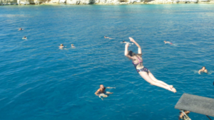 Χαλαρώστε στο ευρύχωρο κατάστρωμα με μουσική και δροσερή θαλασσινή αύρα