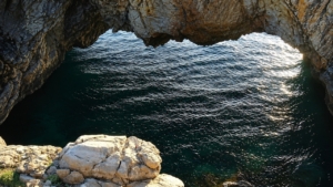 Ανακαλύψτε την εντυπωσιακή θαλάσσια σπηλιά της Τρυπητής