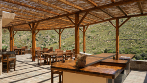 Χαλαρώστε με ένα κοκτέιλ καλωσορίσματος, δημιουργημένο με κρασιά του Κτήματος