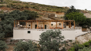 Περιηγηθείτε σε αρχαίους πετρόχτιστους αμπελώνες με θέα σε ένα εντυπωσιακό φαράγγι